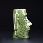 Verre Tiki vert en céramique de profil sur fond noir